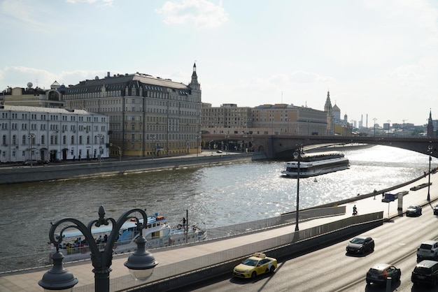 El barco turístico navega a lo largo del río Moscú El tranvía fluvial transporta pasajeros Moscú Rusia 28 de agosto de 2022