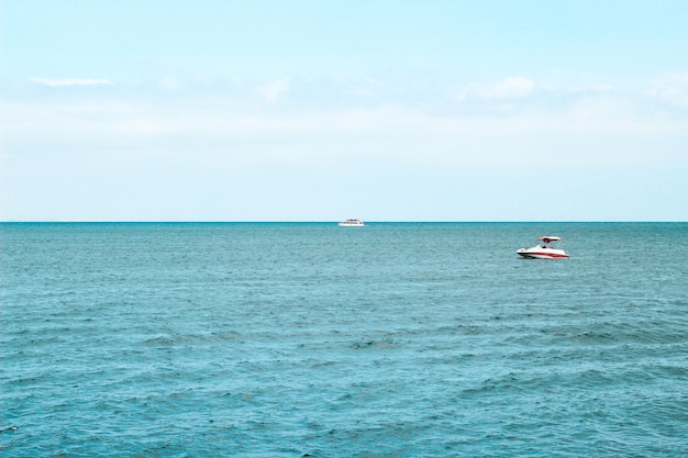 Barco turístico navegando aqui no mar azul.