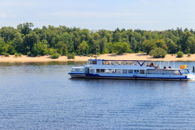 Barco turístico navegando por el río Dniéper en Kiev