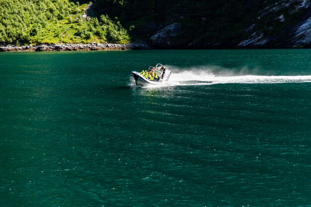 Barco turístico navio baga forro flutuante perto de geiranger em geirangerfjorden em dia de verão.