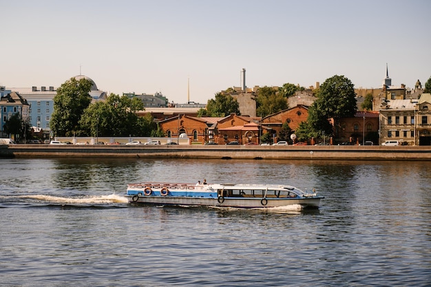 Barco turístico en el Neva San Petersburgo Rusia Marzo 2023