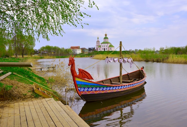 Barco turístico no cais