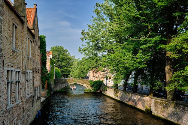 Foto barco turístico no canal de bruges bruges bélgica