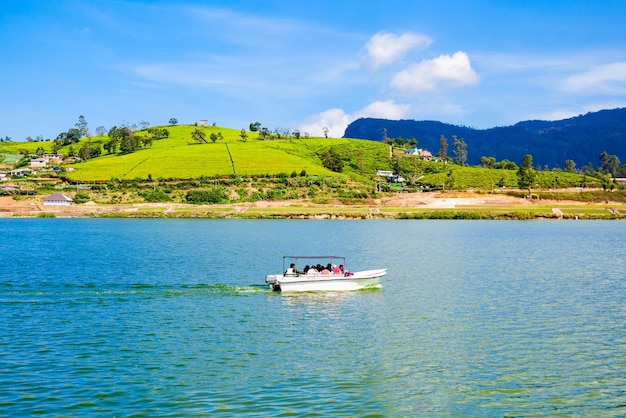 Barco turístico no Lago Gregory em Nuwara Eliya. O Lago Gregory é um reservatório no centro da cidade de Nuwara Eliya, na colina do país do chá, no Sri Lanka.