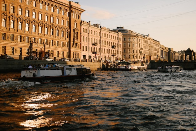 Barco turístico no rio Winter GroovexA Neva no pôr do sol São Petersburgo Rússia março de 2023