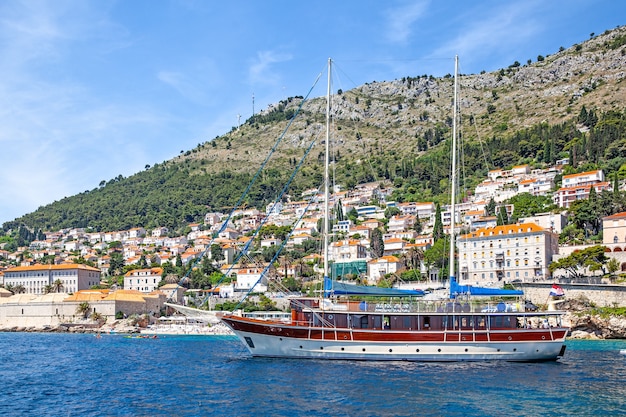 Barco turístico por la orilla de Dubrovnik en Croacia. Paisaje