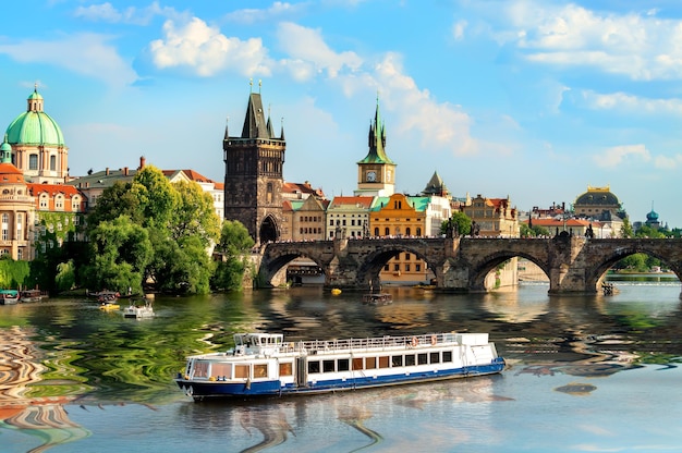 Barco turístico perto da ponte Charles em Praga