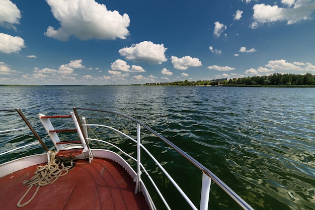 Barco turístico a pie navega en el lago