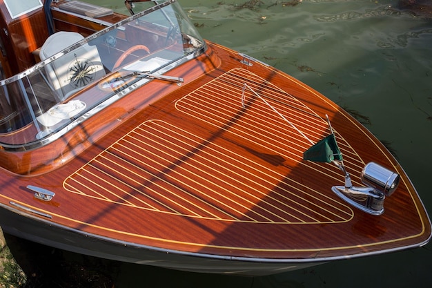 Barco turístico de rayas marrones en el canal de Venecia Italia