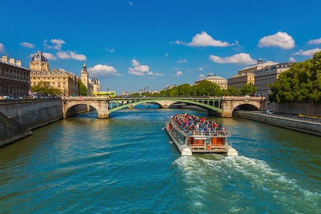 Barco turístico en el río Sena en París, Francia