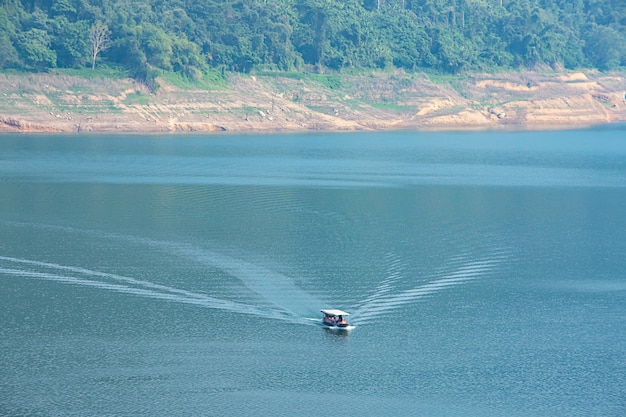 El barco turístico sobre el agua.