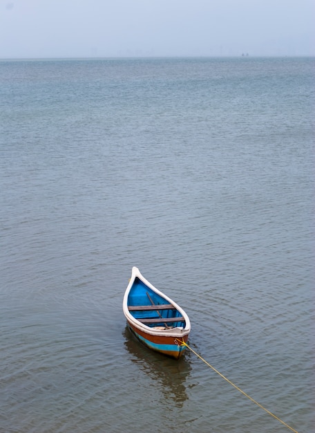 Foto barco vacío en el mar