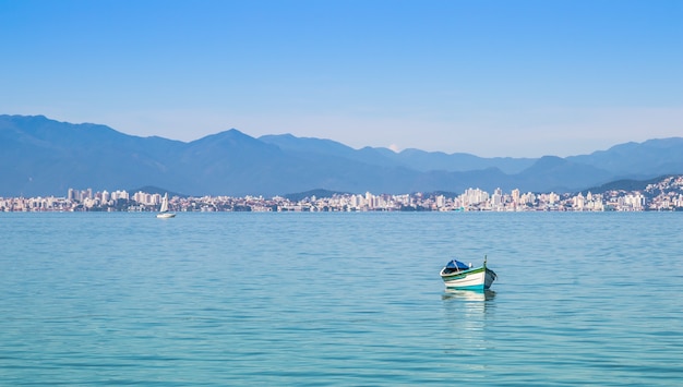 Barco vazio na baía de florianópolis, brasil