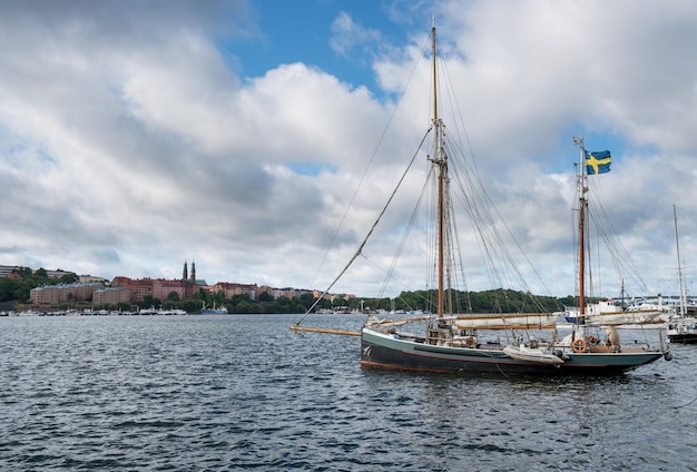 Barco de vela por el Ayuntamiento de Estocolmo