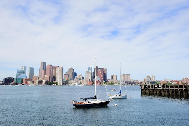 Barco de vela y centro de Boston