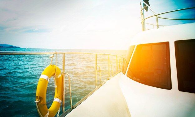 Barco de vela de deslizamiento en mar abierto al atardecer