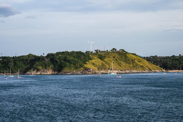 Barco de vela en el mar con turbina en la isla de phuket