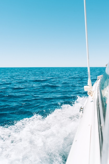 barco de vela en el mar