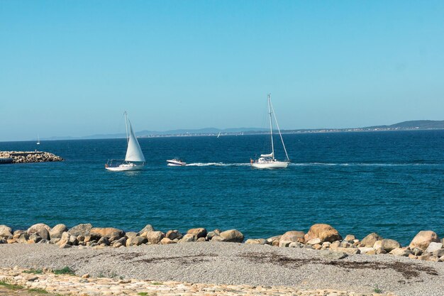 Barco de vela en el mar