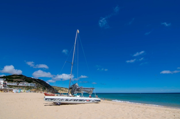 Barco de vela en la orilla de la playa en el Algarve