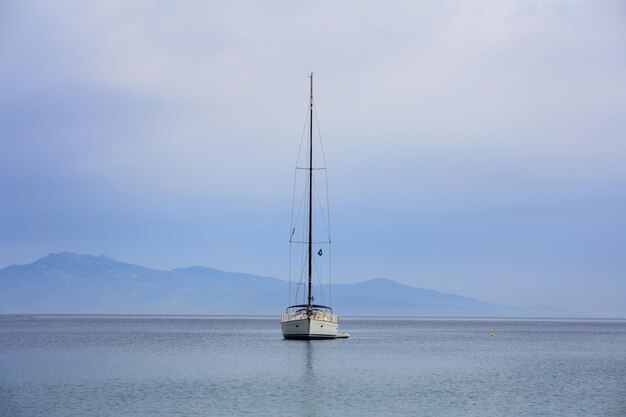 Barco de vela sobre un fondo de mar azul