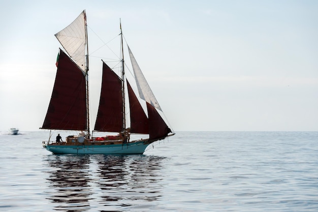 Barco de vela velero en el mar azul