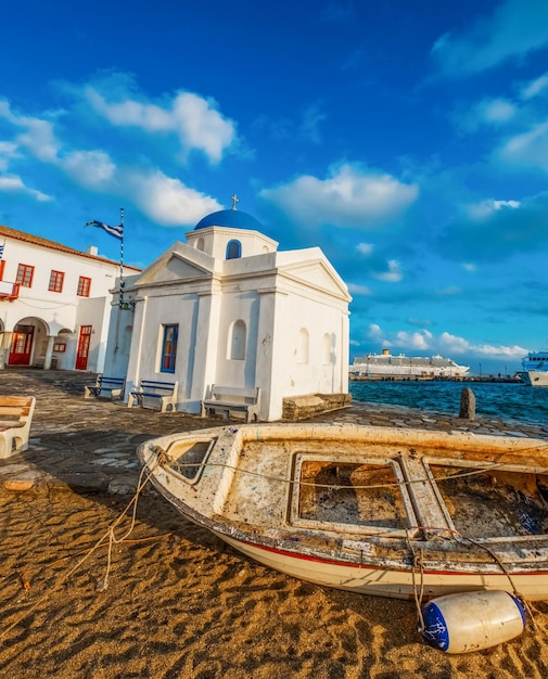 Barco velho com igreja grega