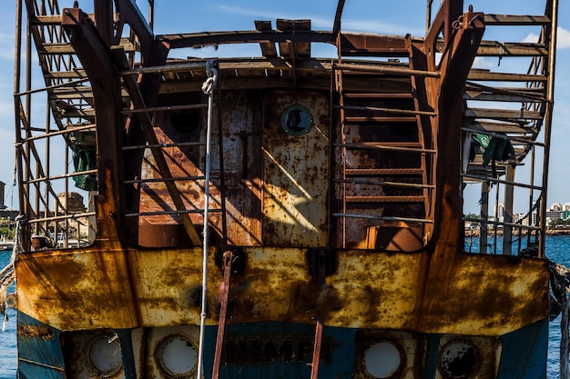 Barco velho enferrujado