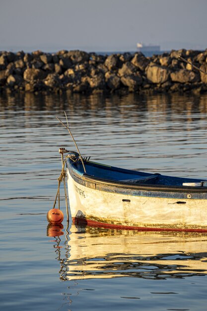 Barco velho para pescar na água