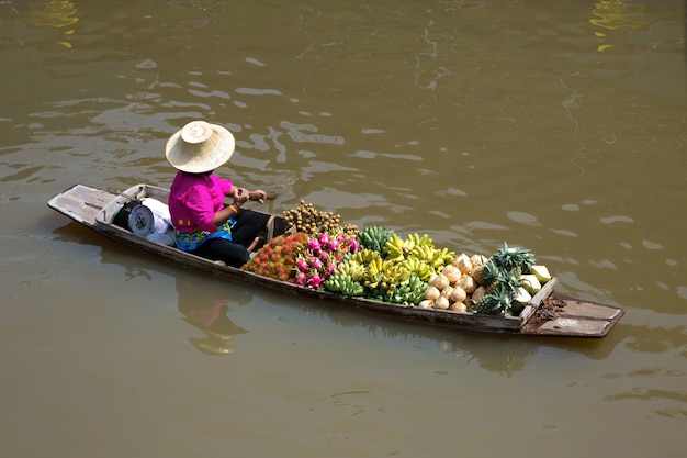 Barco vende frutas no mercado flutuante.