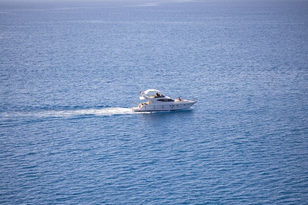 Barco viajando por el mar en vacaciones de verano