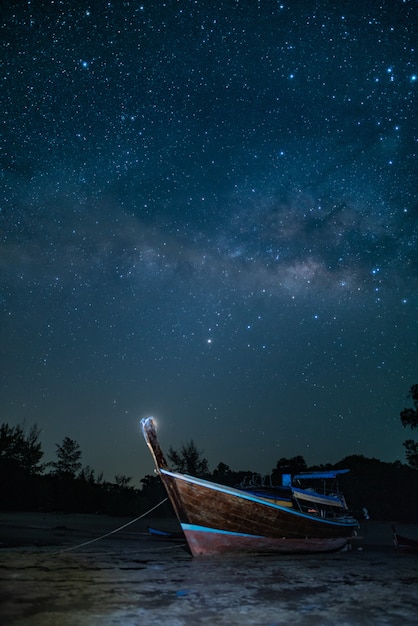 Foto barco de viaje de amarre en la noche