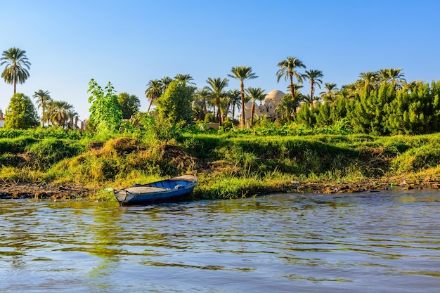 Barco viejo cerca de la orilla del río Nilo