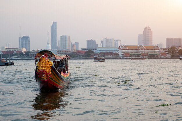 Barco vintage na água para o turismo em Bangkok