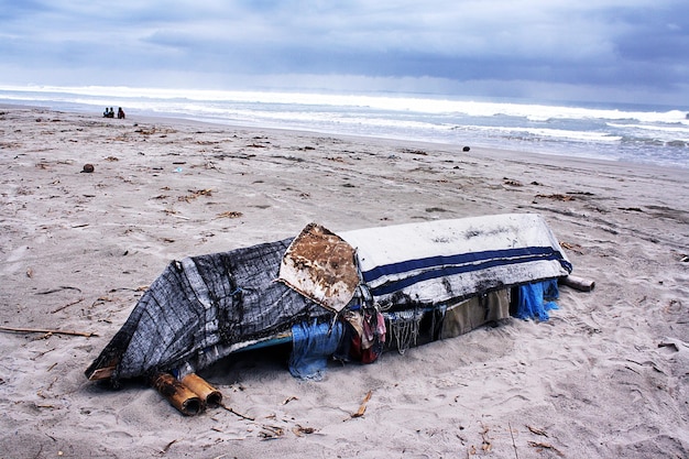 barco volcado en la playa