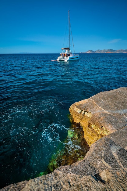 Barco de yate en la playa de Sarakiniko en el mar Egeo isla de Milos Grecia