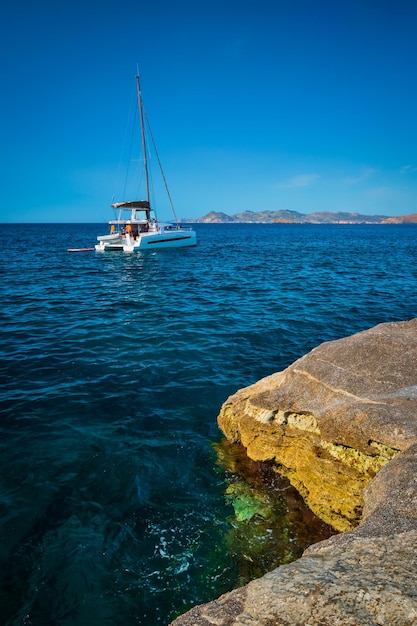 Barco de yates en la playa de sarakiniko en la isla de milos del mar Egeo grecia