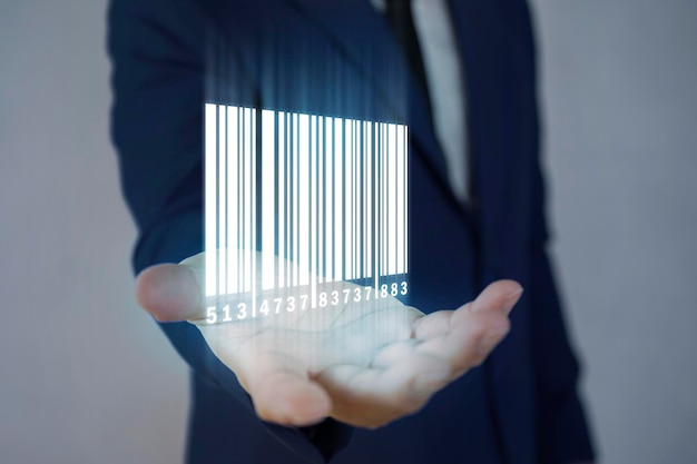 Barcode, der auf die Hand des Geschäftsmanns fällt