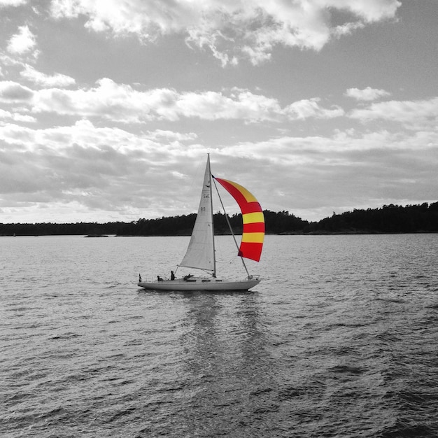 Foto barcos a navegar no mar