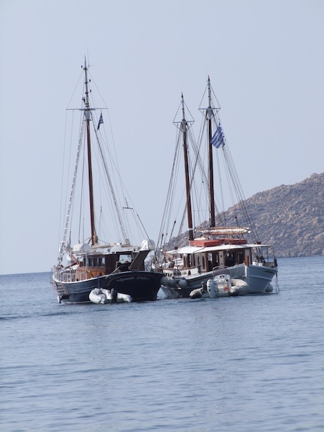 Barcos a navegar no mar