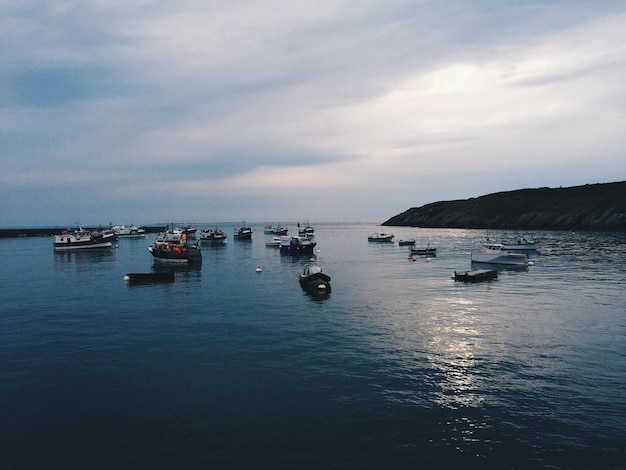 Barcos a navegar no mar