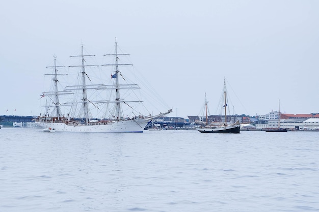 Barcos a navegar no porto