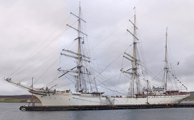 Barcos a vela a navegar no mar contra o céu