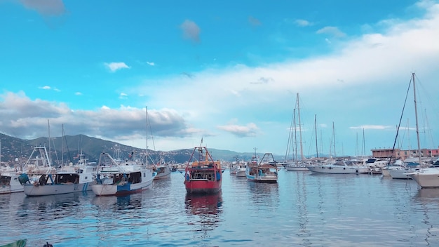 Barcos a vela ancorados no mar contra o céu.