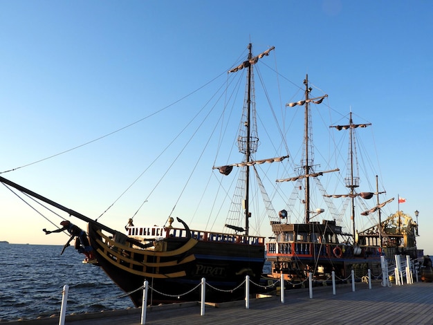 Foto barcos a vela ancorados no porto contra um céu claro