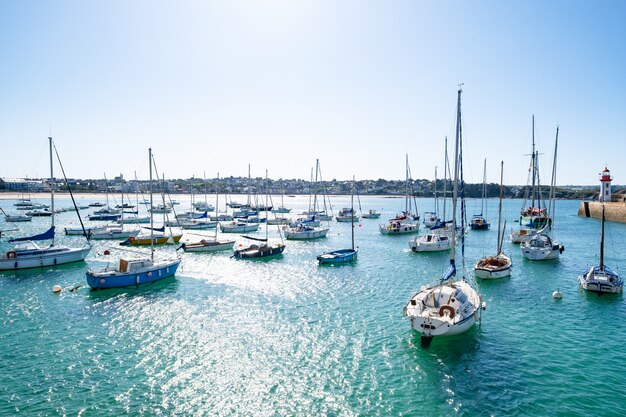 Foto barcos à vela atracados em bóias no porto de erquy, na bretanha