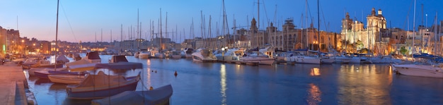 Barcos à vela na marina de senglea em grand bay, valetta, malta, à noite