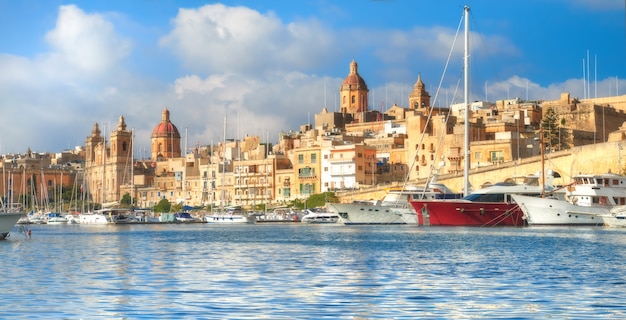 Barcos à vela na marina de senglea em grand bay, valetta, malta