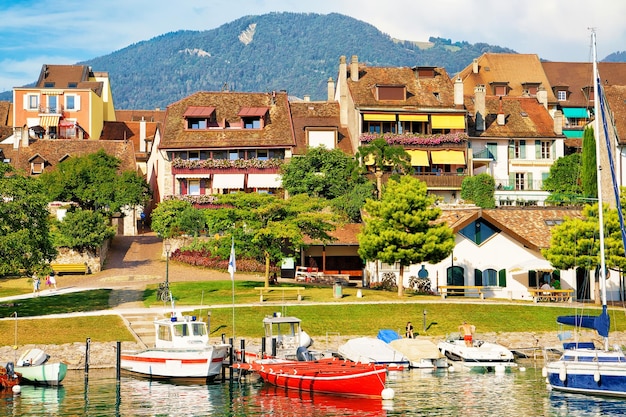 Barcos à vela na marina no Lago de Genebra em Vevey, cantão de Vaud, Suíça. Pessoas no fundo