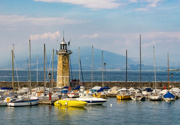 Foto barcos a vela na marina